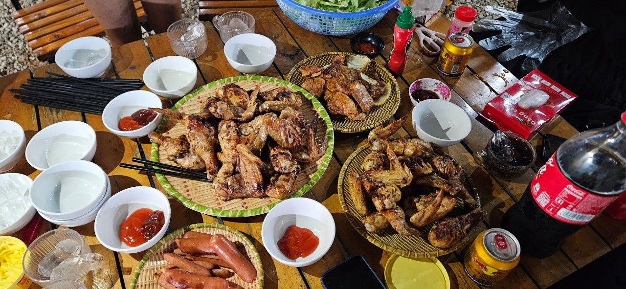 <i>Rau rừng đơn sơ ngọt lịm, gom hết tinh túy của đất trời một ngày nắng hè. Ơ, rau đâu ? :)</i>