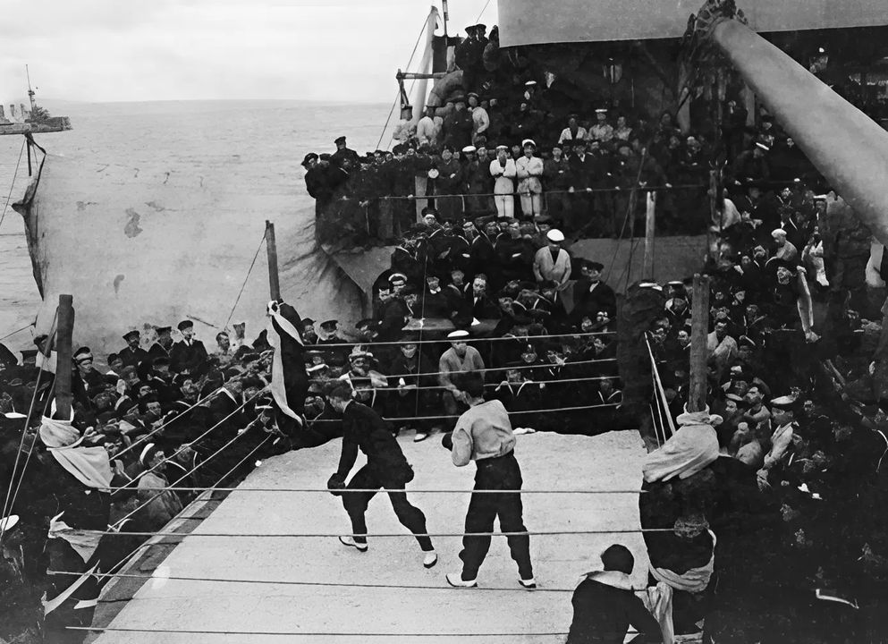 Khi ở Scapa Flow, thủy thủ đoàn của các tàu chiến trong Đại Hạm đội thường phải tự tạo hình thức giải trí cho mình. Ở đây, một trận quyền Anh đang diễn ra trên boong sau của soái hạm HMS Iron Duke. Ngoài ra cũng có một số cơ sở thể thao hạn chế trên bờ, tại đảo Flotta và căn cứ hải quân ở Lyness trên đảo Hoy.