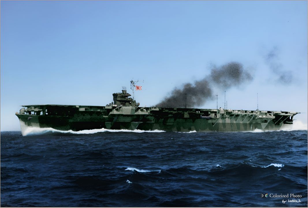 Tàu sân bay Katsuragi đang chạy thử nghiệm ở ngoài khơi mũi Sata vào tháng 10 năm 1944.  (Ảnh được tô màu bởi irootoko jr)
