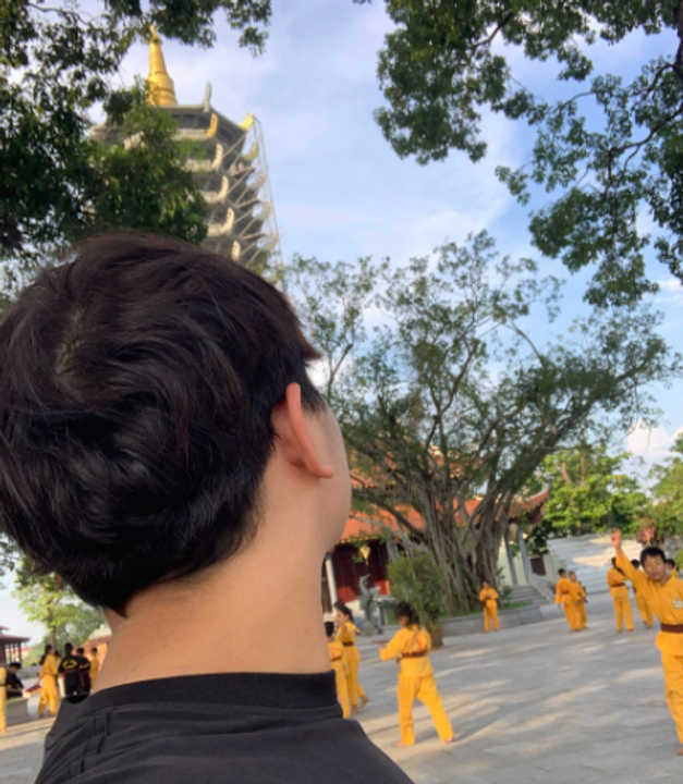 Tôi tại chùa Long khánh.