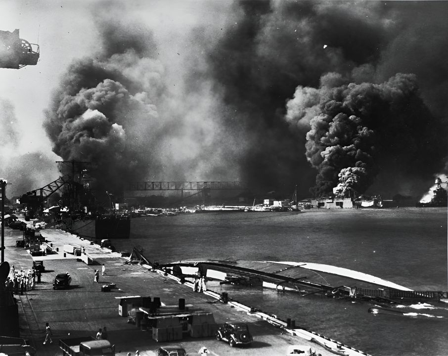 Góc nhìn này được chụp từ bến tàu 1010 hướng về khu ụ khô của xưởng hải quân. Đám cháy bên phải là tàu khu trục Shaw đang cháy trong ụ. Ở tiền cảnh là tàu rải thủy lôi Oglala bị lật, với tàu tuần dương Helena ở phía xa hơn. Đám cháy lớn phía sau Helena là từ Ụ khô số 1, nơi chứa Pennsylvania cùng các tàu khu trục Cassin và Downes đang cháy. (NHHC)