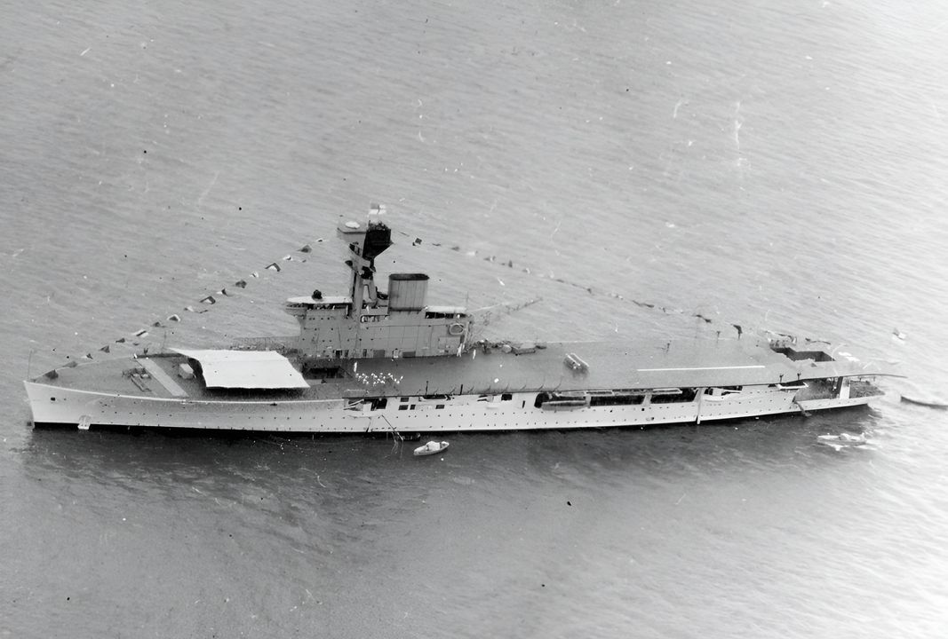 Tàu sân bay đầu tiên bị đánh chìm bởi máy bay từ tàu sân bay là Hermes của Hải quân Hoàng gia Anh vào tháng 4 năm 1942. Trước các máy bay ném bom bổ nhào của Kido Butai, chiếc Hermes chậm chạp, với hỏa lực phòng không yếu và không có tiêm kích yểm trợ, hoàn toàn không có cơ hội sống sót.