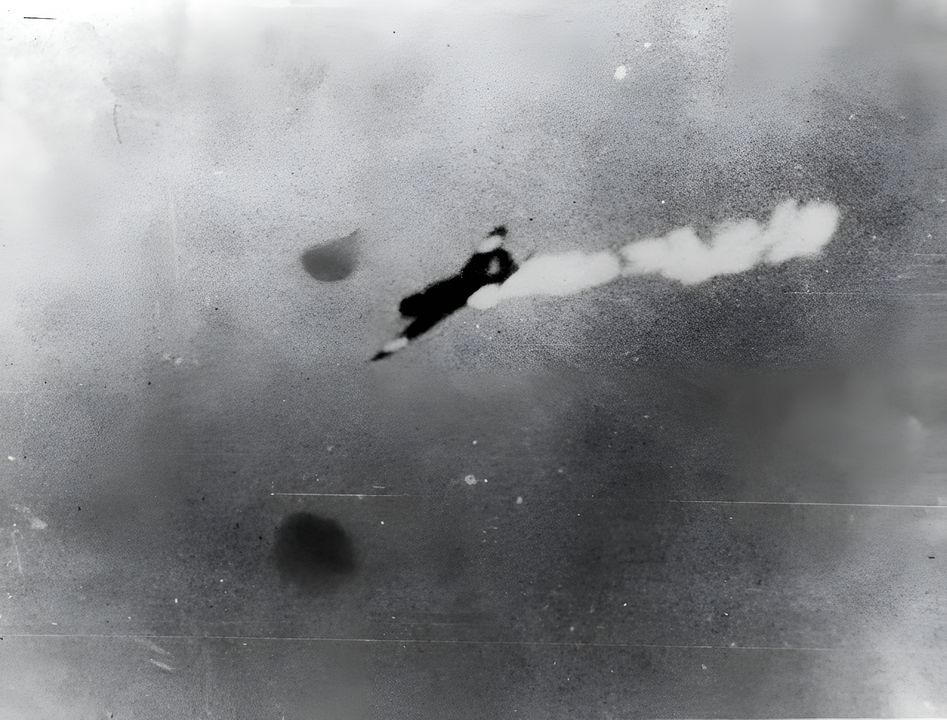 Một máy bay Type 97 bốc cháy khi rơi vào ngày 8 tháng 5. Tổn thất đối với máy bay ném ngư lôi Nhật Bản trong trận này rất thảm khốc — đến ngày 10 tháng 5, chỉ còn 8 chiếc còn hoạt động trong tổng số 39 chiếc có sẵn vào ngày 6 tháng 5. (NHHC)