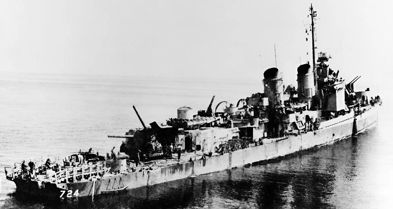 USS Laffey (DD-724), một tàu khu trục lớp Allen M. Sumner, là ví dụ điển hình về quyết tâm chiến đấu chống lại các cuộc tấn công kamikaze của thủy thủ đoàn Hải quân Mỹ. Bị đánh trúng bởi sáu kamikaze và ba quả bom, tàu khu trục này đã sống sót sau đợt tấn công dữ dội vào ngày 16 tháng 4 năm 1945. Bức ảnh này cho thấy những thiệt hại mà con tàu phải chịu, bao gồm cả tháp pháo 5 inch/38 phía sau bị phá hủy, vốn bị một chiếc “Val” đâm trúng. Quả bom của nó đã kích nổ hầm thuốc súng của tháp pháo, phá hủy toàn bộ khẩu pháo và gây ra một đám cháy lớn. Ngay sau đó, một chiếc “Val” khác đã lao vào khẩu pháo đang cháy sau khi nó bị bắn cháy bởi hỏa lực của Laffey. (NHHC)