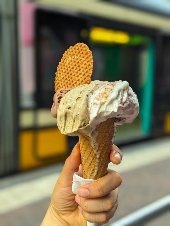 Nhìn cách kem chảy nhanh thế nào khi mình vừa cầm vào tay nè