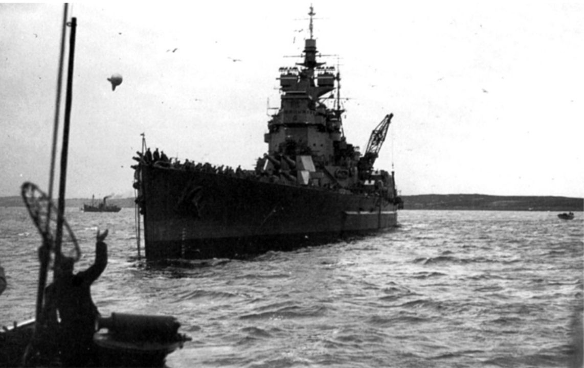 Soái hạm HMS Duke of York của Đô đốc Fraser, được thủy thủ đoàn của một tàu đánh cá nhỏ reo hò chào đón khi trở về vị trí neo đậu thường xuyên của mình ở Scapa Flow vào ngày đầu năm mới 1944, sau chiến thắng trước Scharnhorst trong Trận chiến Mũi Bắc.