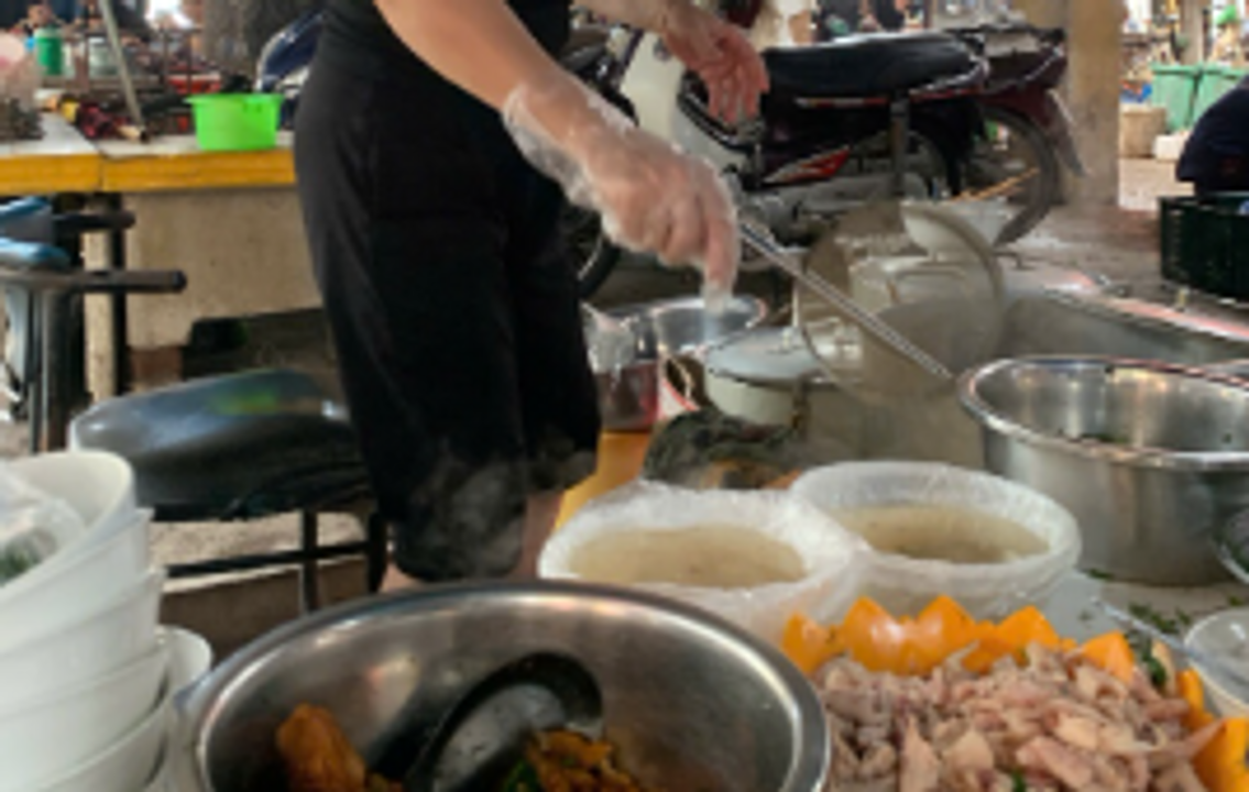 Tôi ăn bún mẹ Bình Boong làm.