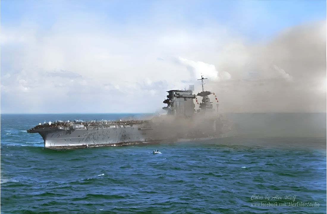 Bắt đầu từ 12 giờ 47 phút trưa vào ngày 8 tháng 5, một chuỗi vụ nổ do hơi xăng bốc cháy từ khoảng nhiên liệu bị trúng ngư lôi đã xảy ra trên tàu Lexington. Những vụ nổ này gây ra các đám cháy không thể dập tắt, và dẫn đến việc con tàu bị mất. Sau những loạt nổ đầu tiên, thủy thủ đoàn Lexington được lệnh rời tàu. Trong ảnh có thể thấy các thủy thủ của con tàu đang tập trung nhảy xuống biển và một con xuồng cứu sinh ở ngay mạn tàu.