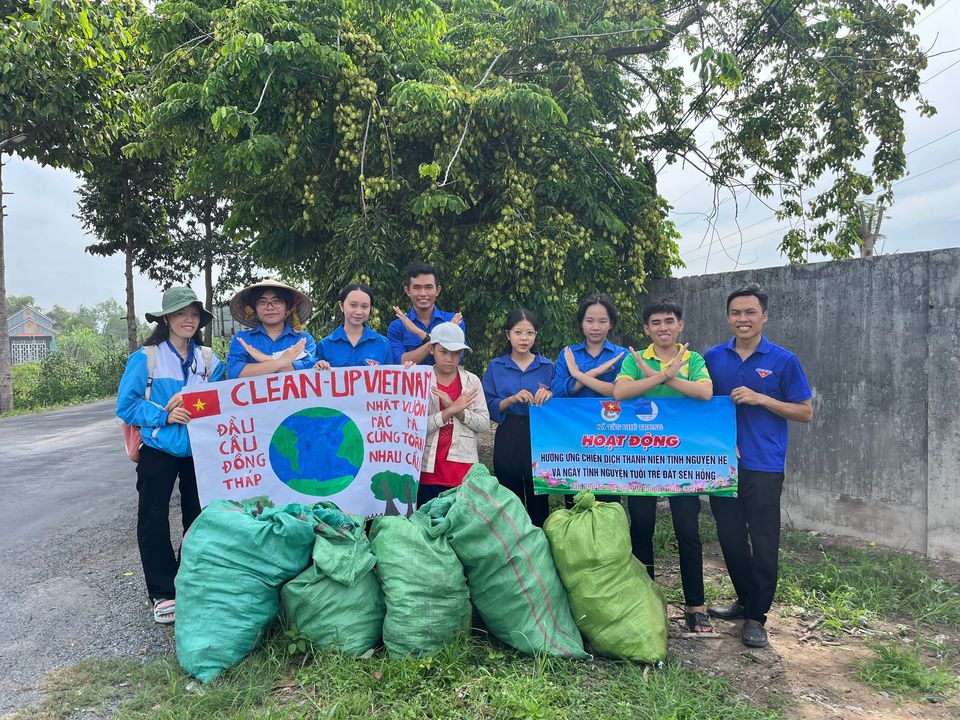 Tham gia hoạt động dọn dẹp vệ sinh môi trường