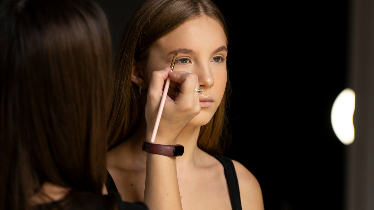 Kẻ chân mày theo form