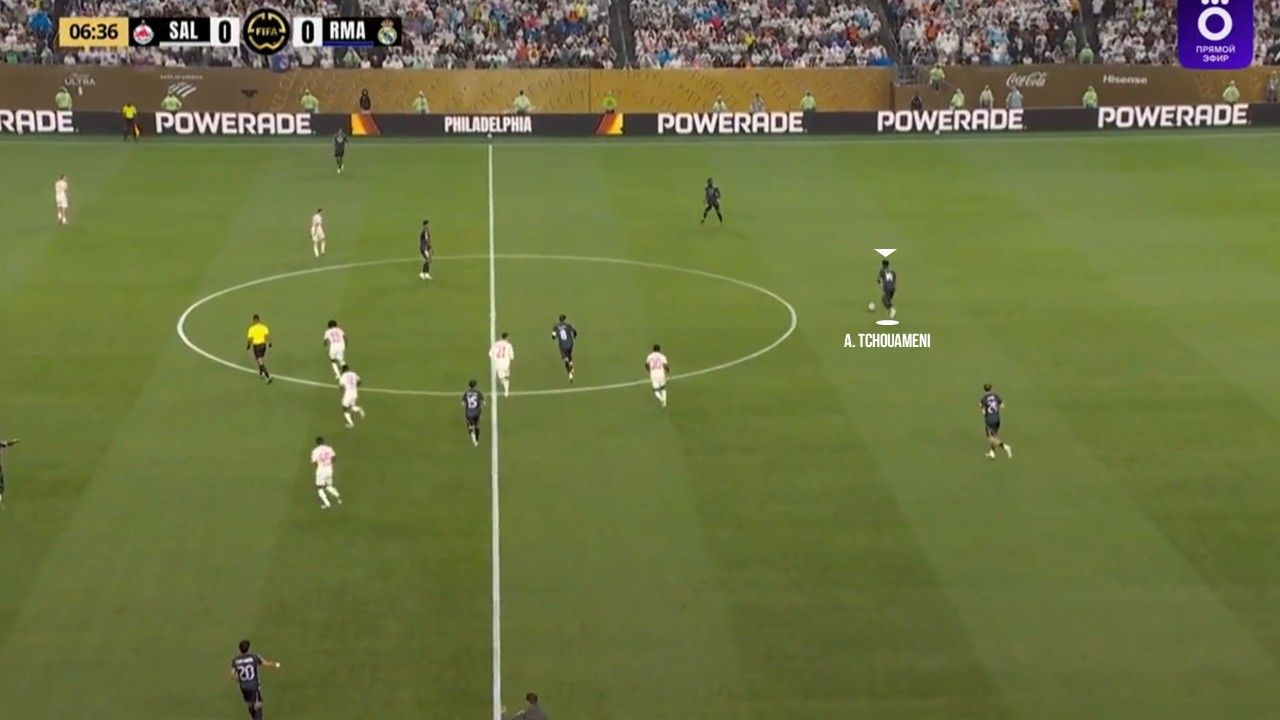 Tchoumeni lùi ngang hàng với Dean Huijsen và Antonio Rudiger để tạo thành hàng thủ ba người trong giai đoạn triển khai bóng