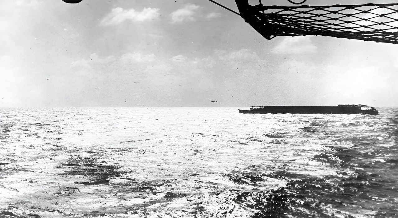 Tàu sân bay Zuiho được chụp khi đang tiến hành hoạt động không lực vào một ngày không xác định tháng 10 năm 1942, ngay trước trận Santa Cruz. Máy bay vừa cất cánh là một chiếc B5N. Tuy nhiên, hầu hết máy bay được mang trên Zuiho vào thời điểm này là máy bay tiêm kích Zero, và chúng đóng vai trò quan trọng trong trận chiến. (NHHC)