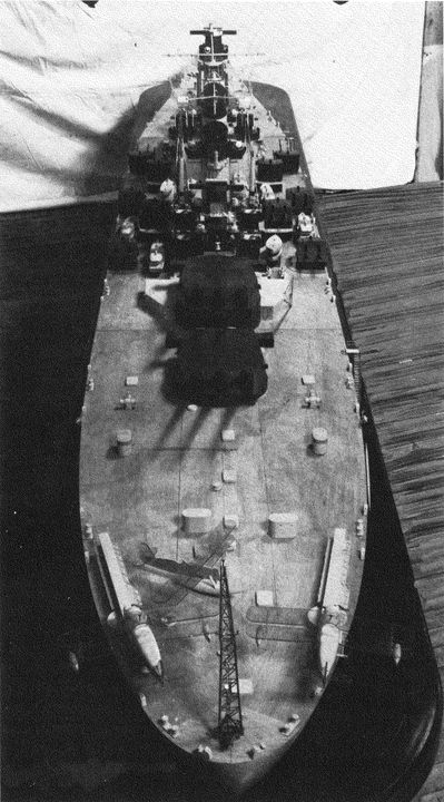 Bức ảnh này cho thấy góc nhìn từ đuôi tàu của mô hình một siêu thiết giáp hạm lớp Montana. Các cơ sở dành cho máy bay được thể hiện rõ ràng, bao gồm một cần cẩu máy bay lớn, hai máy phóng quay và chỗ chứa cho ba hoặc bốn thủy phi cơ. Mô hình không thể hiện bất kỳ vị trí nào có thể dành cho pháo phòng không. Vào thời điểm đó, mức độ bảo vệ phòng không của tất cả các tàu thuộc Hải quân Hoa Kỳ đều còn thiếu sót; sau khi Mỹ tham chiến, các tàu được trang bị nhiều pháo phòng không nhất có thể. Đối với lớp Montana, điều này gần như chắc chắn bao gồm hai bệ pháo phòng không 40mm bốn nòng ở đuôi tàu, hai bệ nữa ở boong sau, và một bệ trên đỉnh tháp pháo 406mm số 3. Ngoài ra, một số lượng lớn các khẩu pháo 20mm nòng đơn sẽ được bố trí trên khu vực boong phía sau. (Naval History and Heritage Command)