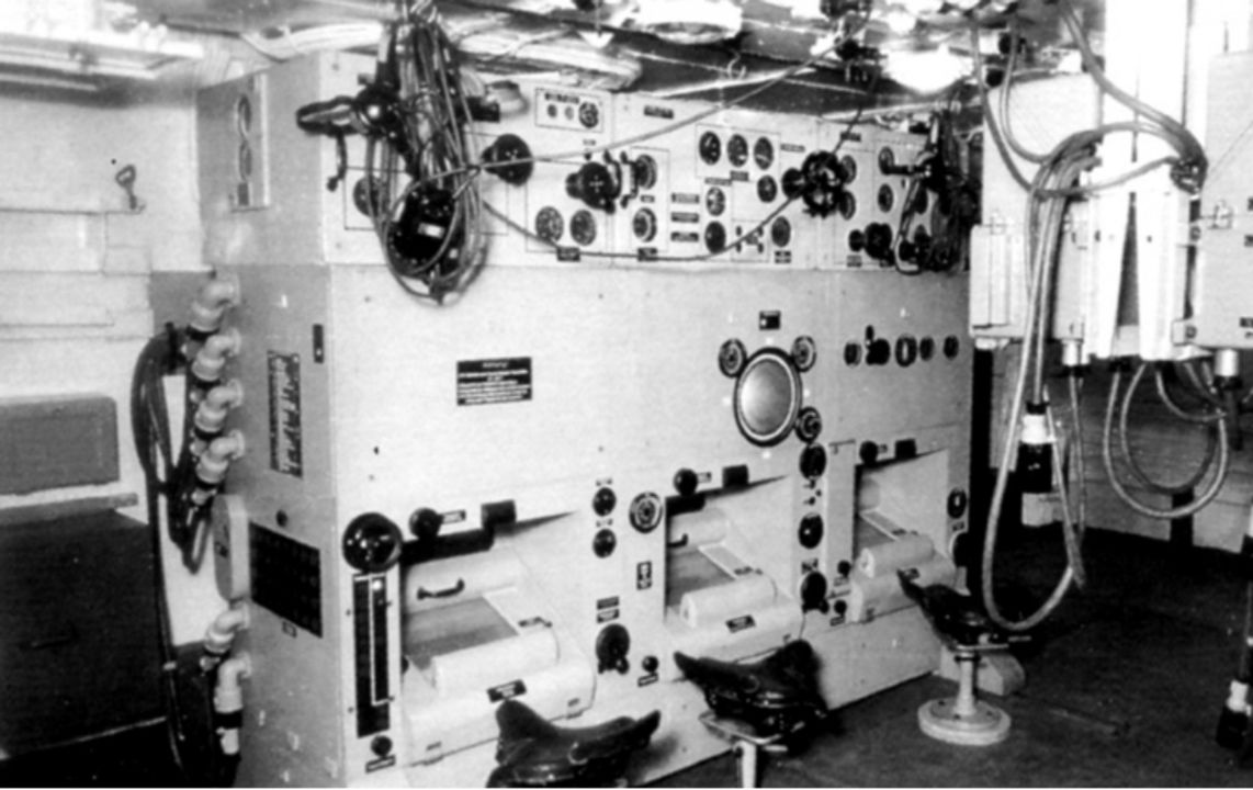 Một phần của thiết bị điều khiển hỏa lực Hazemeyer C/38 được lắp đặt trong phòng vẽ đồ thị pháo binh của thiết giáp hạm Đức Bismarck. Chiếc máy tính tương tự cực kỳ tinh vi này được chế tạo bởi Siemens và được hỗ trợ bởi các máy móc khác trong cùng phòng, chúng liên tục cập nhật các giải pháp pháo binh được cung cấp cho các khẩu pháo chính của thiết giáp hạm.