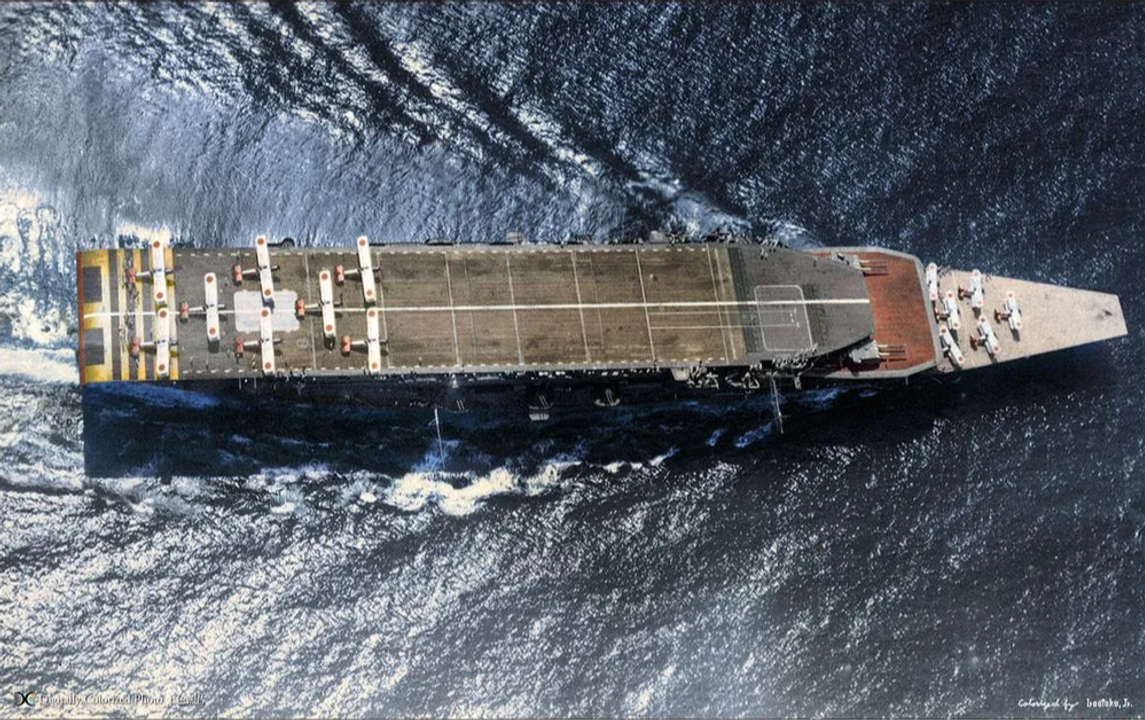 Kaga vào năm 1930. Cũng giống Akagi, con tàu cũng có ba sàn bay và sàn thứ hai dùng để lắp các tháp pháo 8 inch. Ở sàn bay có các máy bay ném ngư lôi B1M (Type 13) và sàn bay thứ ba có các máy bay A1N (Type 3) đang đỗ trên đó. (Ảnh được tô màu bởi irootoko jr)