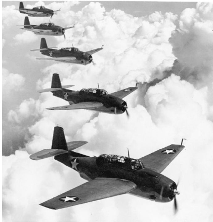 Với súng máy 0.50in. trong tháp pháo và một vũ khí 0.30in. ở vị trí bụng, Avenger sở hữu phương tiện để tự vệ chống lại máy bay chiến đấu địch tấn công từ phía sau. Bay theo đội hình tăng cường khả năng phòng thủ của máy bay. Những chiếc TBF-1 sản xuất sớm này khoe màu sắc và đánh dấu điển hình cho năm 1942 - bề mặt trên màu xanh xám và mặt dưới màu xám trung bình, với biểu trưng quốc gia (không có tâm đỏ) ở sáu vị trí. (Grumman)