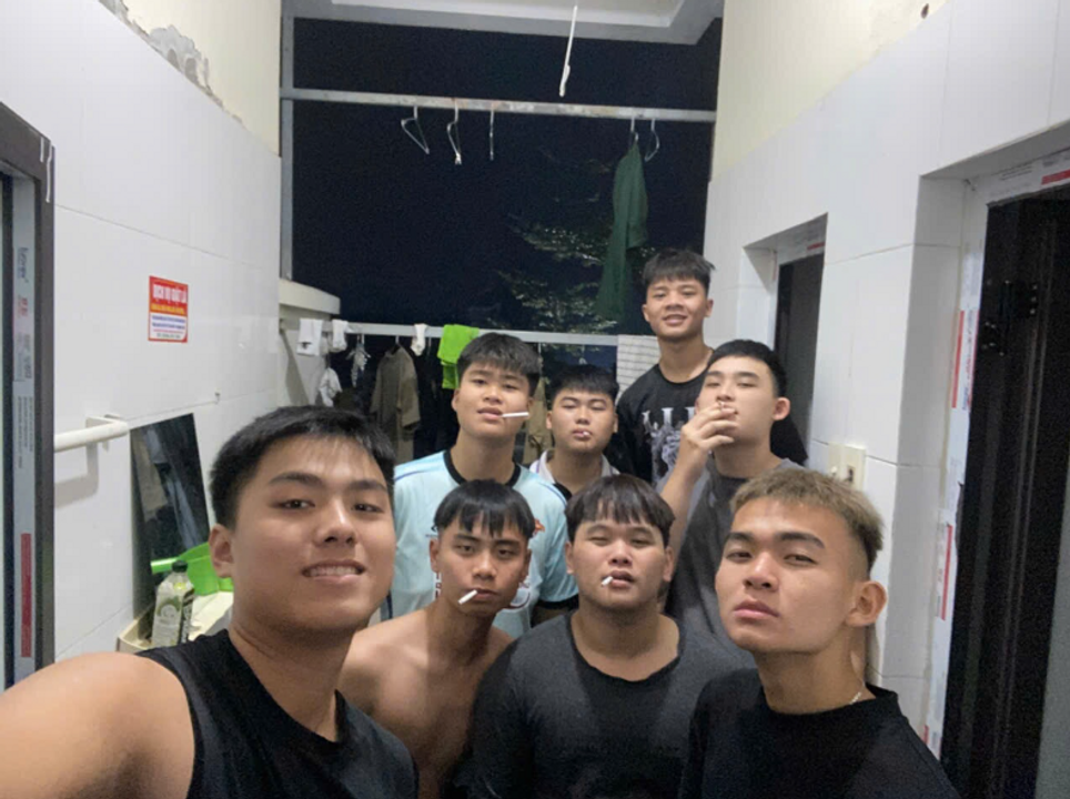 Đây là mấy đứa cùng phòng KTX cũng từng học chung lớp Goertek cũ với tôi.