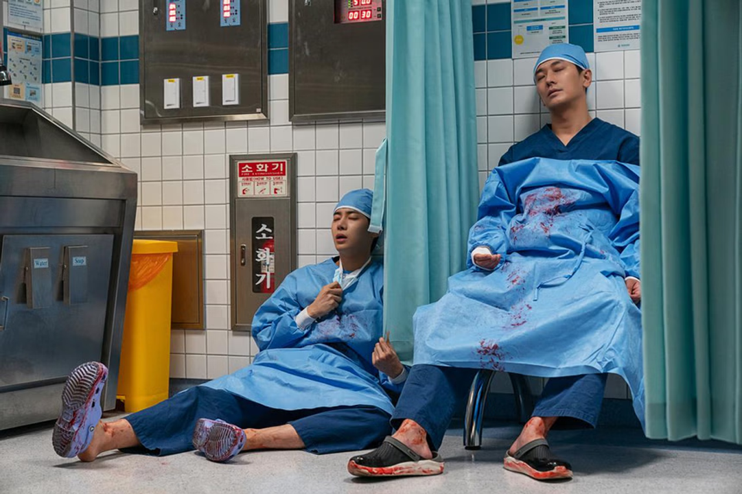 Hình ảnh bác sĩ Baek và bác sĩ Yang mệt mỏi sau ca phẫu thuật kéo dài hàng tiếng đồng hồ.