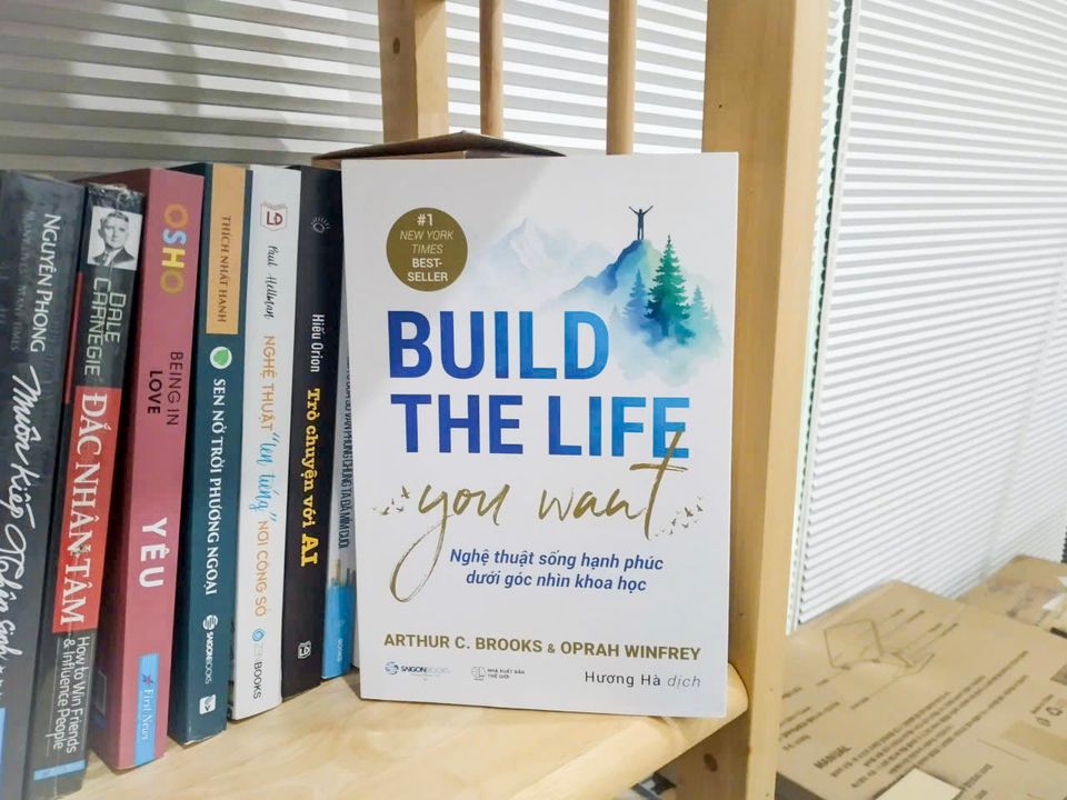 Sách Build the Life You Want định nghĩa hạnh phúc là một nỗ lực quản lý cảm xúc