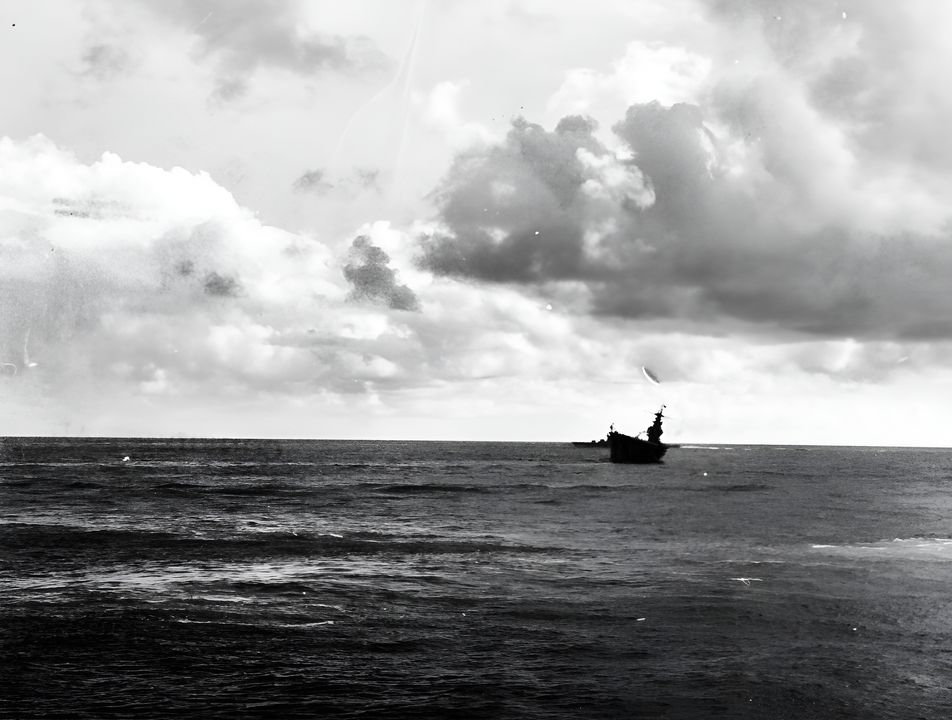Tàu USS Hornet (CV-8) nghiêng sau cuộc tấn công của Nhật Bản, tàu đã bị bỏ lại tại thời điểm này. Lưu ý, đồng hồ đo độ nghiêng hiển thị 26 độ. Ảnh chụp từ tàu USS Pensacola. (NHHC)