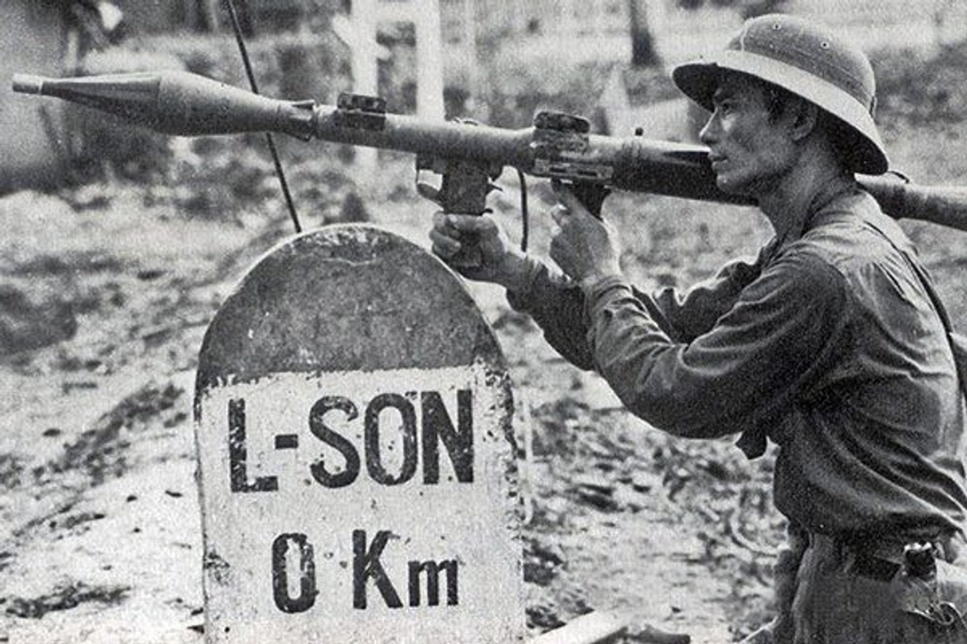 Một người lính Quân đội Nhân dân Việt Nam được trang bị súng phóng lựu RPG-7 bảo vệ Lạng Sơn năm 1979.