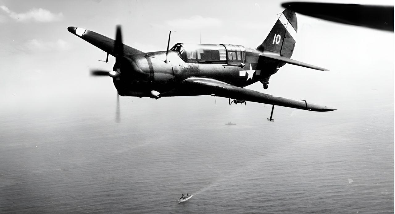 Sau một quá trình phát triển lâu dài, máy bay ném bom bổ nhào SB2C-3 Helldiver trở thành loại đáng tin cậy và bền bỉ, đồng thời phá hủy nhiều tàu Nhật hơn bất kỳ loại máy bay Hải quân Mỹ nào khác. Tại trận Biển Philippine có khoảng 175 chiếc Helldiver được triển khai; chỉ còn hai phi đội vẫn sử dụng SBD Dauntless. (NHHC)