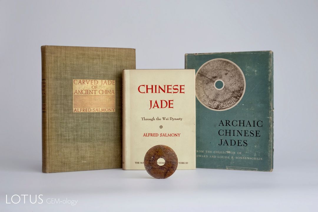 Ba cuốn sách quan trọng của Alfred Salmony về ngọc Jade từ năm 1938, 1963 (xuất bản sau khi ông mất) và 1952, cùng với một bản sao hiện đại của một chiếc bình ngọc bích cổ Trung Quốc. Ảnh: Pinyo Khongsawad/Lotus Gemology Co. Ltd.