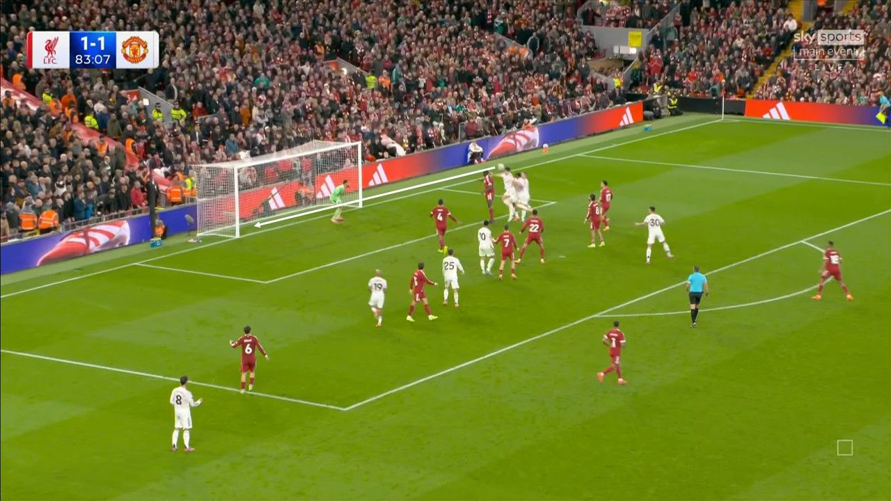 Trung vệ người Anh đã bật cao đánh đầu về phía cột xa. Pha lập công đã giúp đội bóng kết liễu trận đấu với tỷ số 2-1 nghiêng về Manchester United.