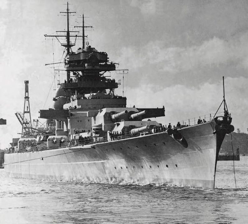 KMS Bismarck, neo đậu ngoài khơi Kiel vào tháng 9 năm 1940. Các cánh mở rộng có thể triển khai hai bên đài chỉ huy, giúp thiết giáp hạm dễ điều khiển hơn khi ra vào cảng hoặc qua kênh Kaiser Wilhelm.