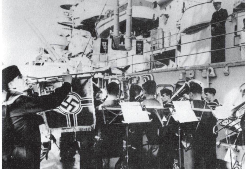 Trên bến cảng, ban nhạc đồng của thiết giáp hạm Tirpitz biểu diễn một buổi hòa nhạc bất ngờ nhân dịp sinh nhật của thuyền trưởng. Cả thiết giáp hạm Anh và Đức đều có một đội ban nhạc đi kèm, chủ yếu phục vụ cho các dịp lễ nghi, nghi thức long trọng.