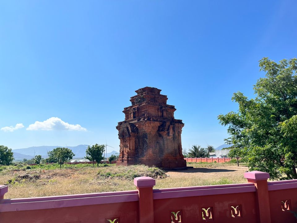 Di tích Tháp Chăm Hòa Lai