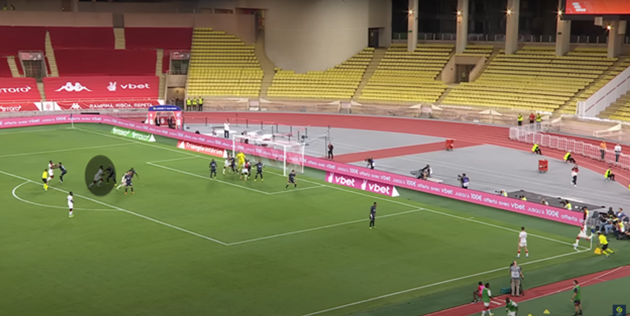 Chủ động di chuyển khi đồng đội thực hiện cú phạt góc