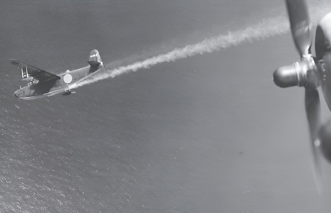 Trung úy Stoughton Atwood và phi hành đoàn của ông đã ghi nhận chiến công thứ hai của VB-115 khi bắn rơi một chiếc “Emily” vào ngày 2 tháng 7 năm 1944 trong lúc tuần tra ở phía tây nam quần đảo Palau, thuộc Micronesia. Atwood bay lướt qua chiếc thuyền bay  sau khi các xạ thủ của ông đã phá hủy tháp pháo đuôi và tháp pháo lưng, kịp chụp được một số bức ảnh cận cảnh của chiếc H8K trước khi nó rơi xuống trong biển lửa. (Record Group 80G-241258, RG80, Still Pictures Branch, National Archives and Records Administration (NARA)) 