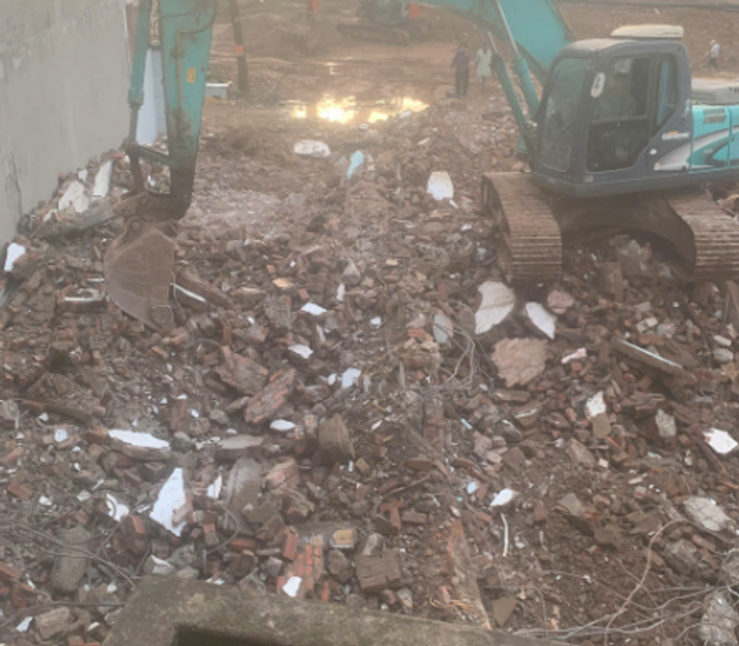 Phần tường này là nơi mà bác Nụ hay để thúng nước tiểu để tưới rau mà cũng là chỗ cả nhà hay đi tiểu nhưng giờ đã bị phá và tường đổ sập vào phía nhà ngoại tôi.