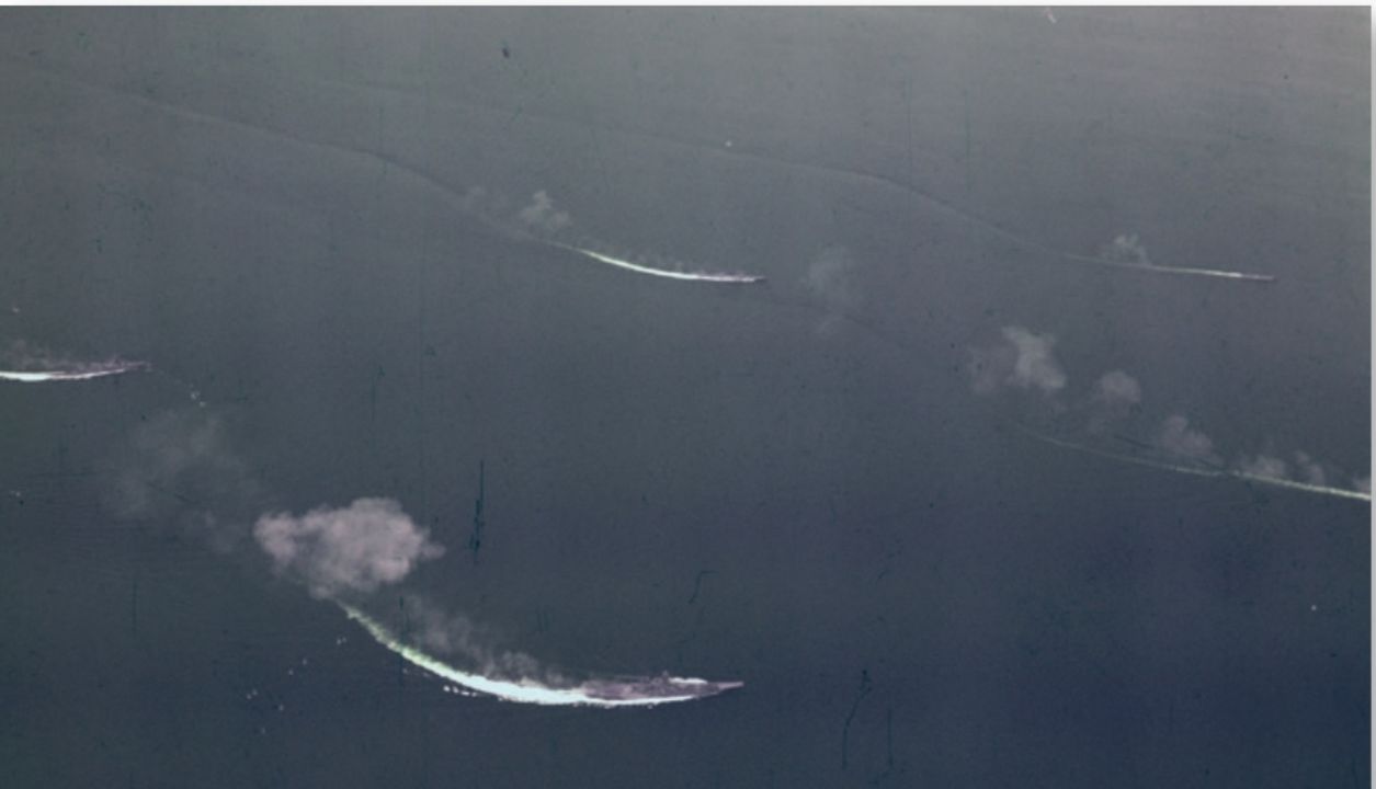 Tàu Yamato đang hình thành đội hình vào lúc bắt đầu cuộc tấn công, như được chụp từ một máy bay của tàu sân bay Intrepid. Bắt đầu từ đợt tấn công đầu tiên, hầu hết các phi công hải quân đã chọn tàu Musashi để tấn công, thay vì tàu Yamato có cùng kích cỡ. (Naval History and Heritage Command, Photo Archives, Naval Subject Collection)