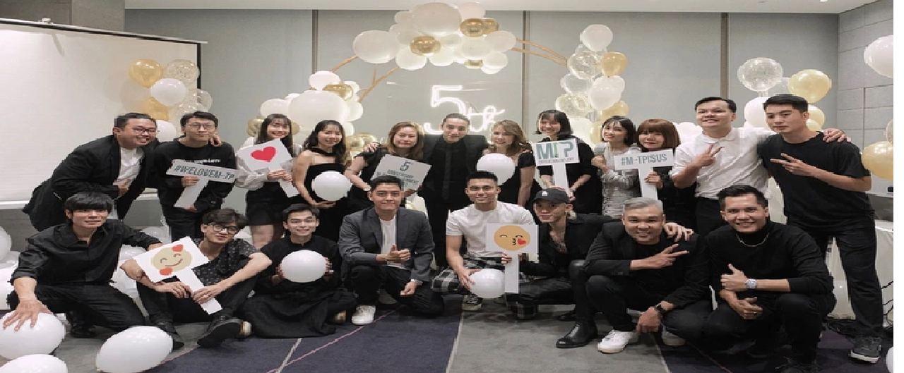 <i>Bức ảnh chụp thành viên công ty M-TP Entertainment , ngoài CEO ra thì những người khác chỉ có danh tiếng và sự nghiệp rất khiêm tốn dù họ đang hoạt động ngành giải trí ( có 20 thành viên công ty trong ảnh ,  bạn kể được bao nhiêu cái tên ? )</i>