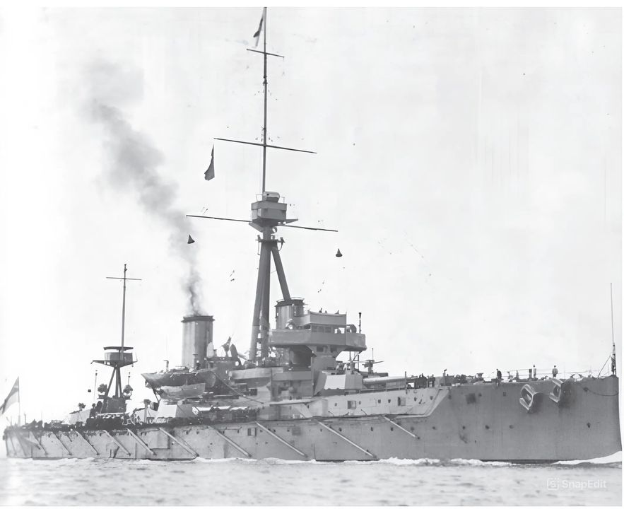 HMS Dreadnought, thiết giáp hạm mang tính cách mạng, đã khiến mọi lớp tàu tiền nhiệm trở nên lỗi thời và mở ra một kỷ nguyên mới trong chiến tranh hải quân. Con tàu được đặt lườn, đóng, hạ thủy, hoàn tất và biên chế chỉ trong vòng 14 tháng, từ tháng 10 năm 1905 đến tháng 12 năm 1906.