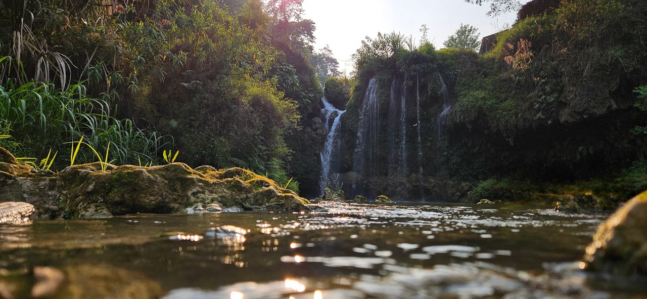 <i>Nước thác mát lạnh, trong vắt, xẻ 1 vệt trắng giữa rừng già</i>