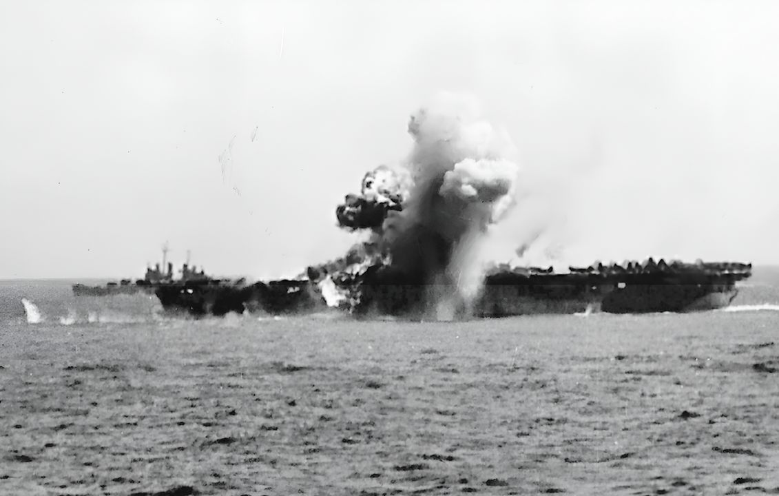 Trong khi hoạt động ngoài khơi Philippines, Lực lượng Tàu sân bay Nhanh đã phải hứng chịu các cuộc tấn công kamikaze đầu tiên vào ngày 29 tháng 10 năm 1944. Tháng tiếp theo, ngày 25 tháng 11, Nhật Bản đã đánh trúng cả Intrepid và Essex trong cùng một ngày. Bức ảnh này cho thấy khoảnh khắc một máy bay D4Y lao trúng Essex. Mặc dù vụ nổ rất mạnh, Essex chỉ chịu hư hại kết cấu nhẹ và được sửa chữa trong vòng hai tuần tại khu neo đậu hạm đội ở Ulithi. (NHHC)