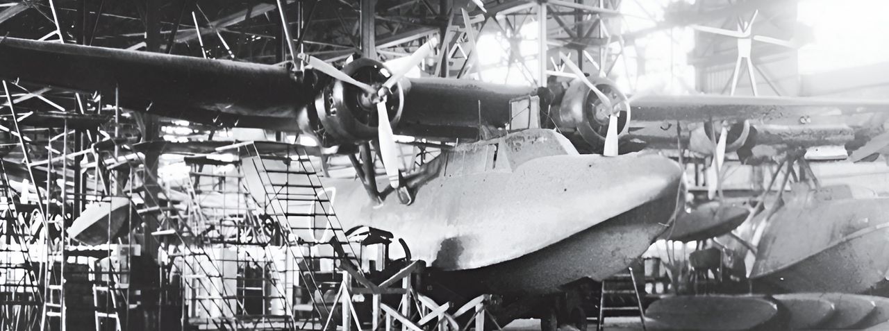 Hãng Aichi đã chế tạo 24 chiếc H9A trong giai đoạn 1940–1942 để làm máy bay huấn luyện nâng cao cho các phi công chuẩn bị điều khiển H8K. Đằng sau chiếc trong ảnh là một trong 20 chiếc Yokosuka H5Y1 được sản xuất từ 1938 đến 1941, những chiếc này về sau bị loại khỏi tuyến đầu vì công suất yếu, và chuyển sang phục vụ huấn luyện. (Bộ sưu tập Tony Holmes)