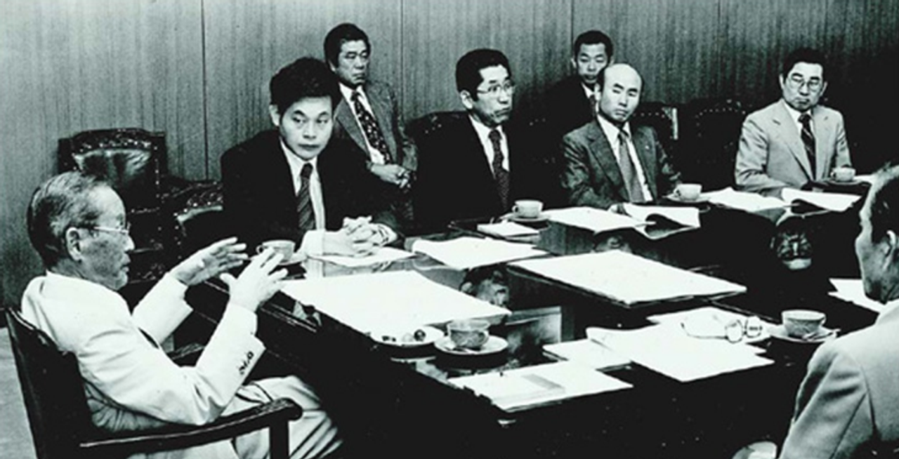 Ông Lee Kun-hee (thứ hai từ trái sang) trong một cuộc họp công ty cùng cha mình, ông Lee Byung-chull (bìa trái) năm 1978