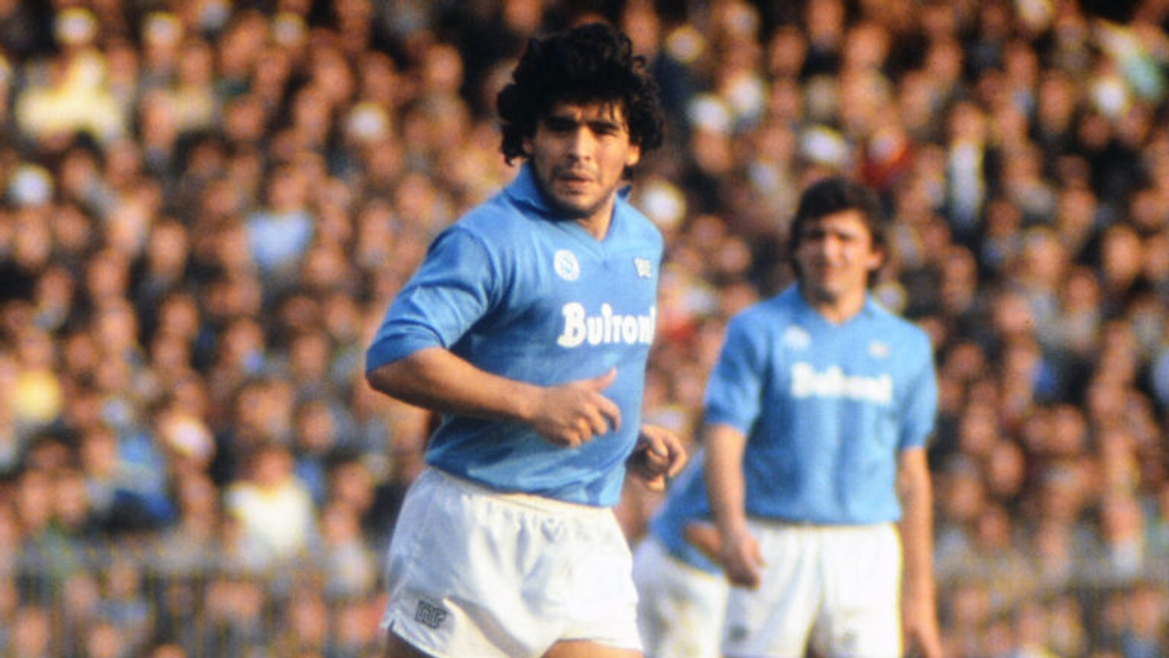 Ở tuổi 25, Diego Maradona đang ở đỉnh cao tuyệt đối của năng lực thể chất và kỹ thuật. Giải đấu này sẽ trở thành sân khấu cho màn trình diễn cá nhân được công nhận rộng rãi là vĩ đại nhất trong lịch sử World Cup. Ông không chỉ là đội trưởng mà còn là trung tâm không thể tranh cãi của đội bóng. Mọi khía cạnh trong chiến lược của đội, từ đội hình cho đến cách triển khai trên sân, đều được thiết kế để tối đa hóa tài năng thiên bẩm duy nhất của ông. Câu chuyện về Argentina '86 gắn bó chặt chẽ với câu chuyện về Maradona '86; cả hai là một và không thể tách rời.   