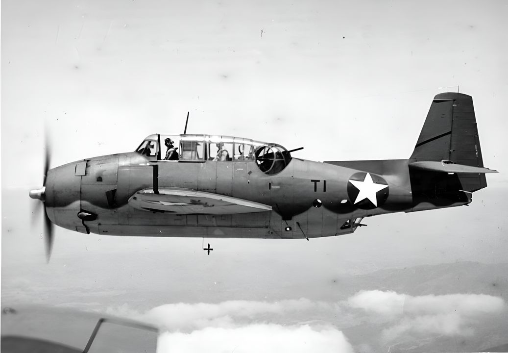 Bức ảnh chụp vào ngày 1 tháng 5 năm 1942, nhìn từ mạn trái của một chiếc TBM-1 Avenger, thể hiện rõ hình dáng đồ sộ của loại máy bay này. Vị trí của cả ba thành viên phi hành đoàn đều có thể quan sát được (xạ thủ ngồi trong tháp súng hình cầu), và tháp súng hình cầu cùng các khẩu súng bắn xuống dưới thân đều được thể hiện rõ. (Real War Photos)