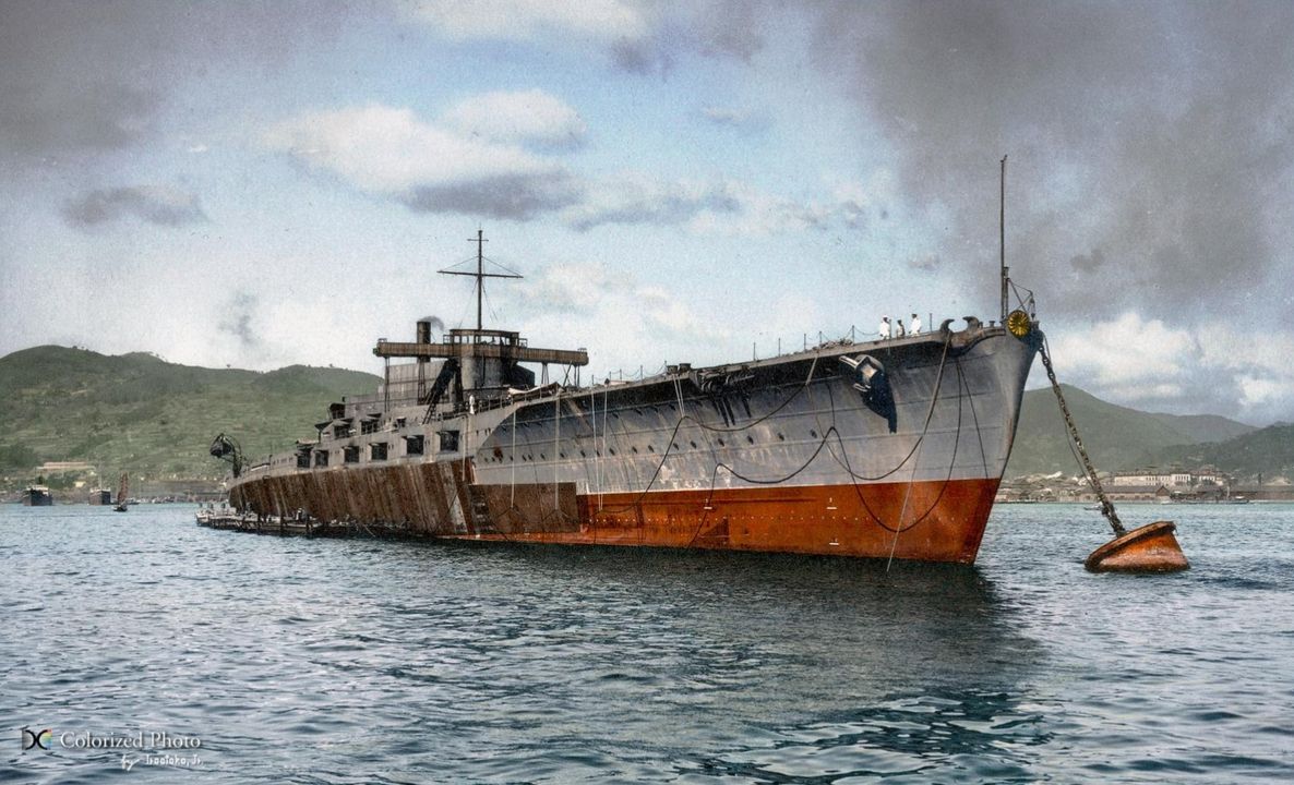 Chiếc Tosa, thuộc lớp "siêu thiết giáp hạm" Kaga, được hạ thủy vào tháng 12 năm 1921, xuất hiện trong bức ảnh khi đang neo đậu ngoài khơi Nagasaki sau khi công việc thi công bị đình chỉ vào tháng 2 năm 1922, ngay sau khi Hiệp ước Washington được ký kết. Vì vậy, dàn hỏa lực mạnh gồm mười khẩu pháo 16 inch của con tàu chưa bao giờ được lắp đặt. Thay vào đó, Tosa bị đánh chìm như một mục tiêu thử nghiệm vào đầu năm 1925.