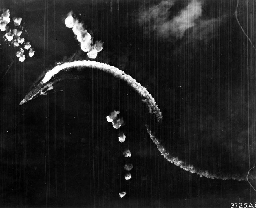 Hiryu cũng bị B-17 tấn công từ 08 giờ đến 08 giờ 30 phút, thể hiện qua những chuỗi bom rơi bên mạn phải phía sau. Một shōtai gồm ba chiếc Zero xuất hiện trên sàn đáp gần tháp chỉ huy; tài liệu Nhật cho biết chúng cất cánh lúc 08 giờ 25 phút, nên bức ảnh chụp trước thời điểm đó. Như các tàu sân bay khác của Kido Butai, phần mũi sàn bay được sơn hình Mặt Trời đỏ lớn.