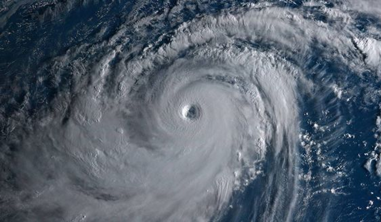 Tôi thường nghe người ta nói ngay giữa tâm bão mới là nơi bình yên nhất!