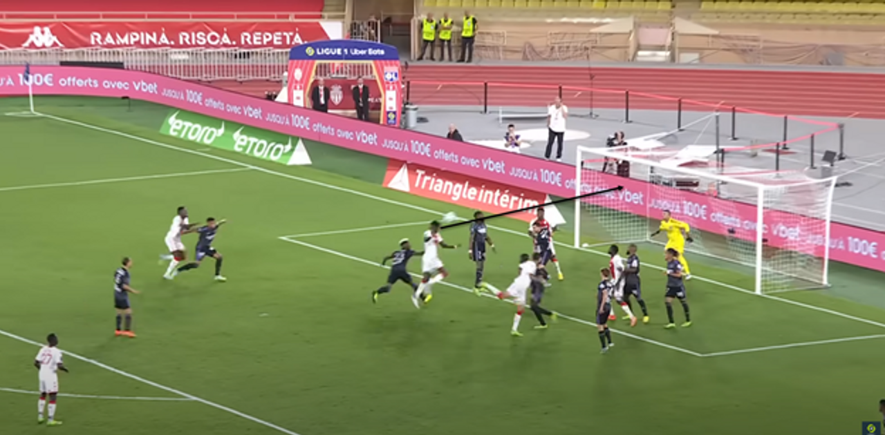 Bật cao chuẩn xác đánh đầu ghi bàn