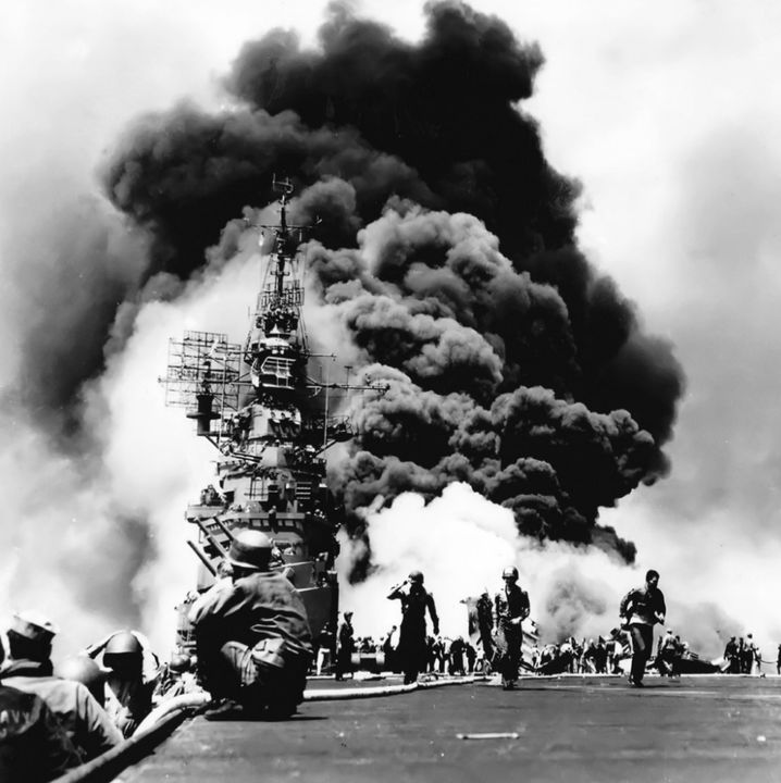 Trong một bức ảnh nổi tiếng khác của Chiến tranh Thái Bình Dương, USS Bunker Hill (CV-17) vừa bị hai chiếc kamikaze lao trúng vào ngày 11 tháng 5 năm 1945. Bốn chiếc Zero-sen mang bom của Phi đội Tấn công Đặc biệt Showa 7, đóng tại Kanoya (hai trong số đó do Trung úy (j.g.) Seizo Yasunori và Chuẩn úy Kiyoshi Ogawa lái), đã tìm thấy TF 58 mà không bị radar phát hiện. Với cách tiếp cận được che giấu bởi mây thấp, các phi công đã tận dụng yếu tố bất ngờ để tấn công Bunker Hill. Những chiếc Zero-sen (cùng bom của chúng) của Yasunori và Ogawa đã lao trúng con tàu trong vòng 30 giây. Khói đen dày đặc cho thấy các máy bay trên boong đang đầy nhiên liệu đã bốc cháy, và nỗ lực anh dũng của thủy thủ đoàn nhằm cứu tàu đã bắt đầu. Cuối cùng thủy thủ đoàn cũng khống chế được ngọn lửa và cứu được con tàu, nhưng không trước khi hơn 346 thủy thủ thiệt mạng, 43 người mất tích (không bao giờ tìm thấy) và 264 người bị thương. (NARA)