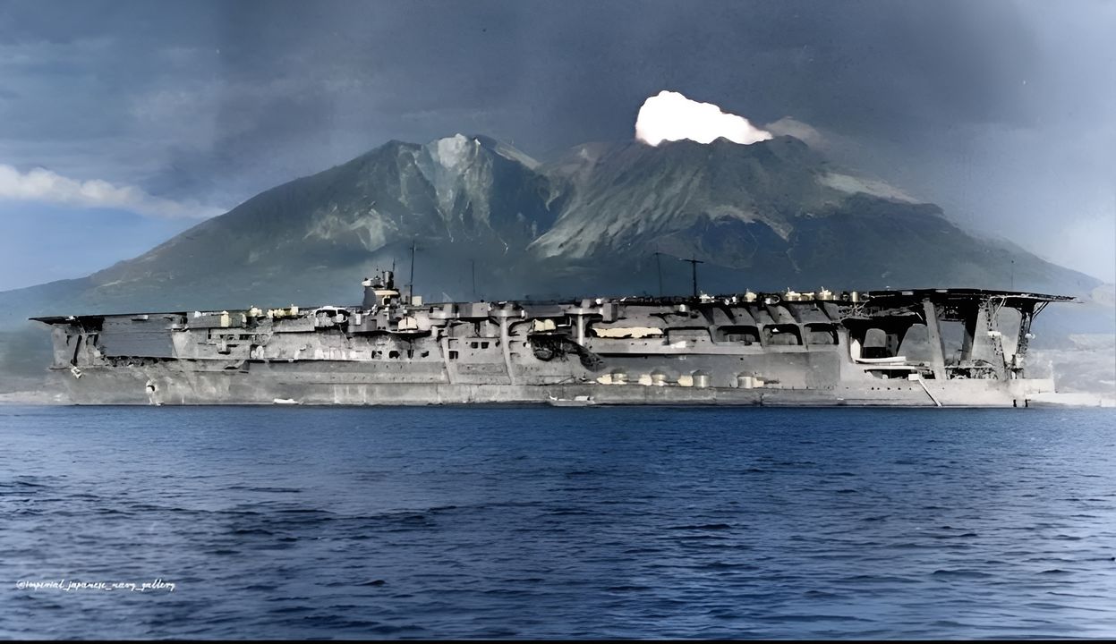 Kaga sau đợt tái cấu trúc với một sàn bay duy nhất kéo dài đến thân tàu. Chú ý đến các pháo một nòng 8 inch đặt trong các hốc pháo bên mạn ở phần đuôi gần mực nước. 