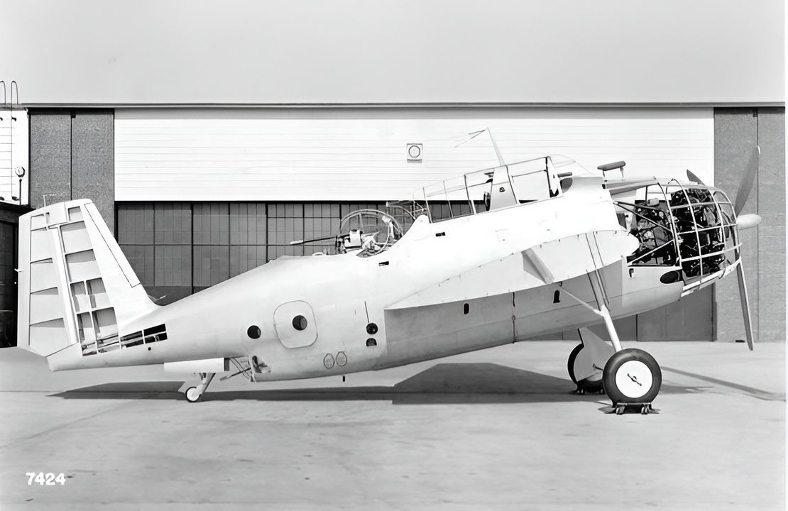 Mô hình thử nghiệm (mock-up) của Grumman đối với XTBF-1 ở hình dạng ban đầu, chưa có phần sống lưng khí động học (dorsal fillet) phía trước cánh đuôi đứng. Nguyên mẫu đầu tiên được cho là đã bay một hoặc hai lần mà không có bộ phận này; sau đó, phần sống lưng khí động học trở thành trang bị tiêu chuẩn trên tất cả các máy bay Avenger nhằm tăng độ ổn định. (Grumman)